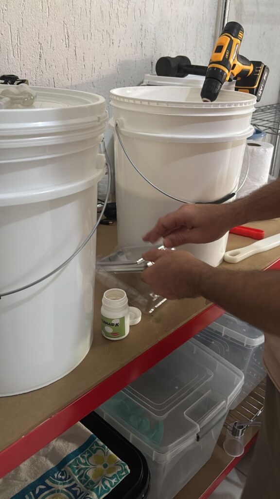2 Baldes de hidromel fermentando e misturador de tinta acoplado a furadeira, balança de precisão e nutrientes para levedura