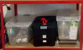 3 caixas organizadoras para cultivo de cogumelos, sendo uma escura e uma clara furada e elevada
